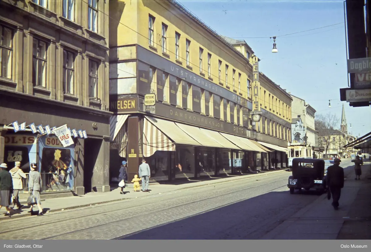 gateløp, forretningsgård, Petrine Nielsen Magasin, bygårder, isbar, mennesker, bil, trikk, gateliv, Paulus kirke