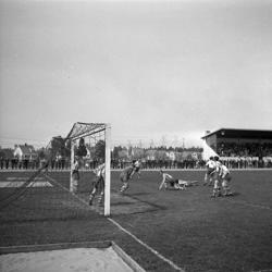 Fotbollsmatch, Edsborgs idrottsplats, Trollhättan den 12 maj