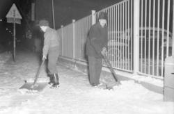 Snöskottare på Kungsgatan i Uddevalla den 17 november 1947