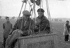 Två personer i korgen till en varmluftsballong på Flygets dag i Trollhättan, augusti 1947