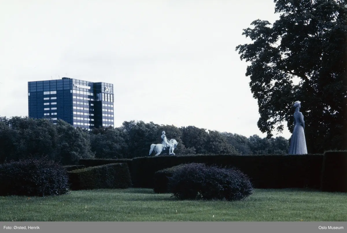 park, portrettstatue, rytterstatue, SAS Hotel Scandinavia