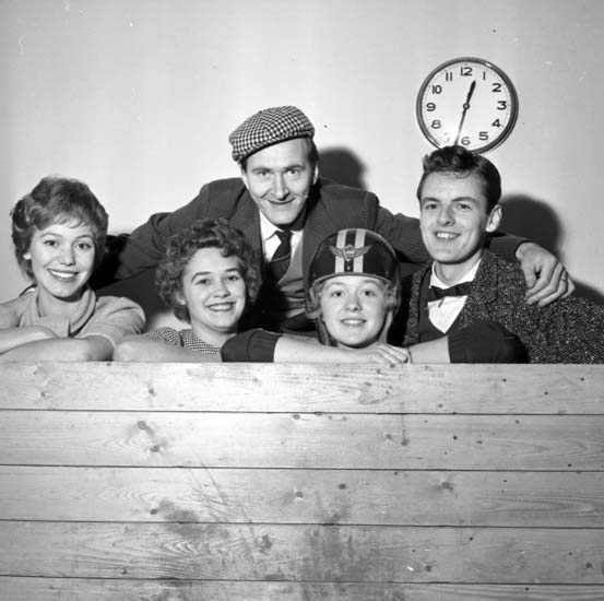 Enligt notering: "Hagge tränar d 23/11 -58". Laila Westerlund andra från höger, med hjälm på huvudet.