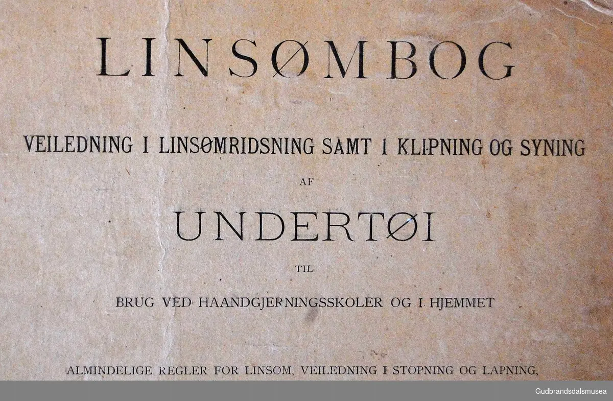 Lærebok i linsøm mm. Brukt ved husholdningsskolen på Gunstad i Ringebu. Rektangulær, innbundet bok. Pag.: 48. Bak på boken er trykt et stort bilde av bygninger; det vil si forlagets forretningslokaler.  