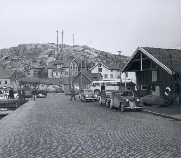 Notering på kortet: "Hamngatan ca. 1950. Bilden tagen mot Bäckevikstorget där brandstation låg mitt på torget".