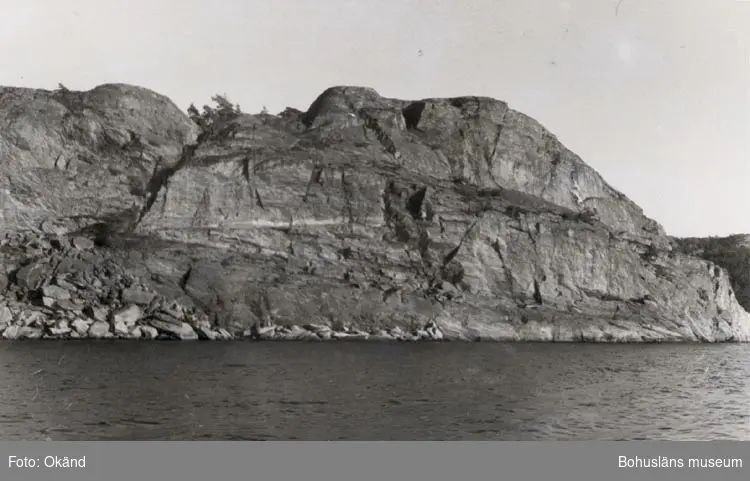 Noterat på kortet: "KOLJÖFJORDEN (ORUST - BOKENÄS) Sept. 1954".
"BERGVÄGGEN NÄRA SVINEVIKEN".