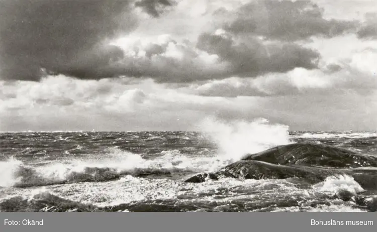 Tryckt text på kortet: "Stormväder".
Noterat på kortet: "Hjärteröfjorden "Eggskären" utanför Klädesholmen"