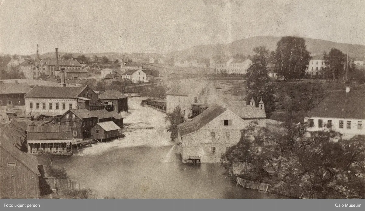 fabrikkbygninger, Kongens mølle, elv, foss, Nedre Foss gård, bolighus