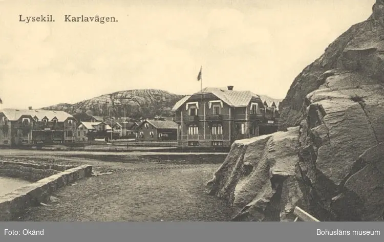 Tryckt text på kortet: "Lysekil. Karlavägen."
