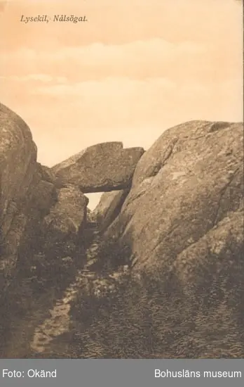 Noterat på kortet: "Lysekil. Nålsögat."
"Lysekils Musik & Pappershandel. (Gerda Ohlsson)."