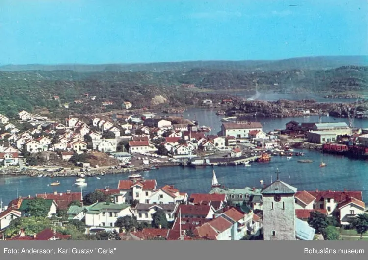 Tryckt text på kortet: "Marstrand. Utsikt över Arvidsvik."
Carla Förlaget Lysekil, Tel. 0523/10919, 10320."