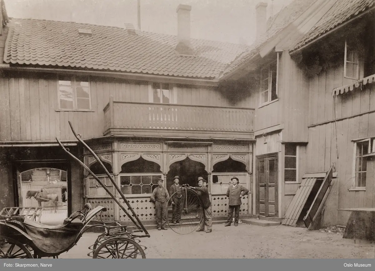 Hotell D´Angleterre, gårdsinteriør, port, veranda, kjellerlem, menn, velociped, hestekjøretøy