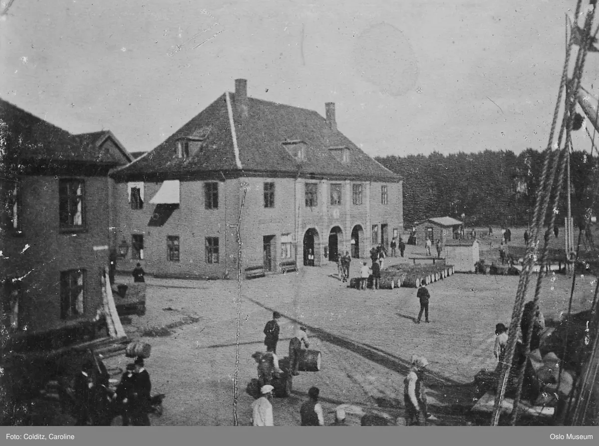 Christiania tollbod, havnearbeid, mennesker, tønner