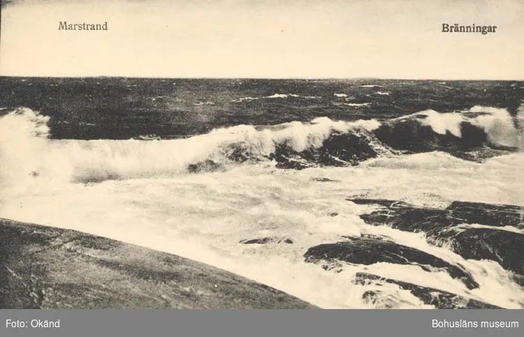 Tryckt text på kortet: "Marstrand. Bränningar."
"Förlag: Axel Hellman, Marstrand."