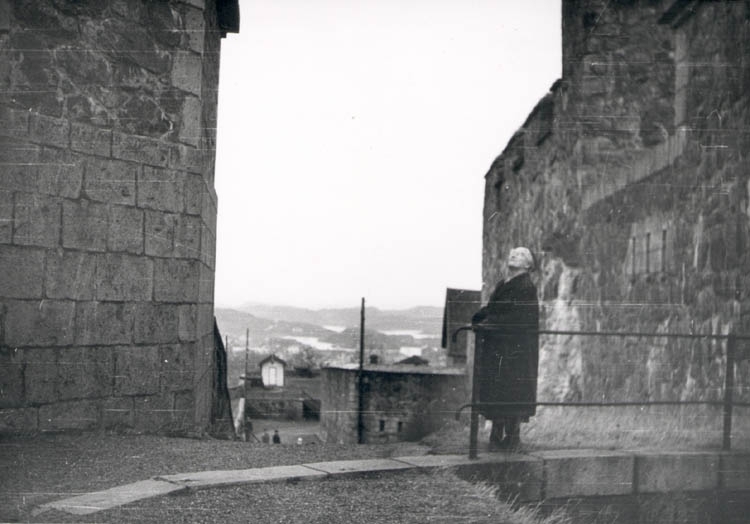 Noterat på kortet: "Marstrand. Mor i Marstrands fästningen. Juldagen 1959."