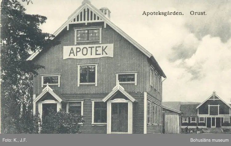 Tryckt text på kortet: "Apoteksgården. Orust."