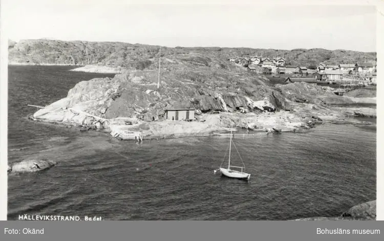 Tryckt text på kortet: "Hälleviksstrand. Badet."
Noterat på kortet: "Hälleviksstrand Morlanda Sn. Orust. 8 Aug. 1955."
"Utsikt ö. badviken fr. berget på södra sidan."