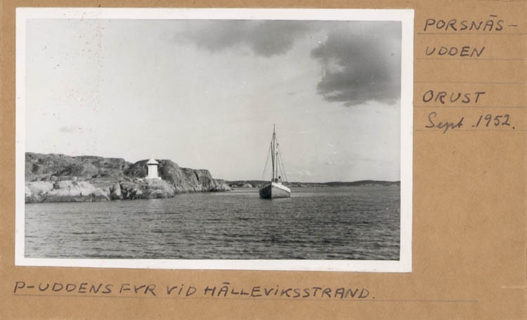 Noterat på kortet: "Porsnäsudden Orust. Sept.1952." 
"P-uddens fyr vid Hälleviksstrand."