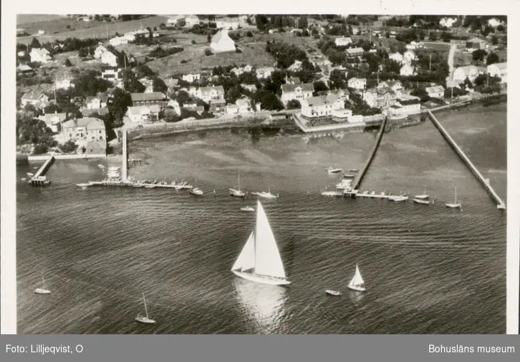 Tryckt text på kortet: "Stenungsund. Flygfoto."