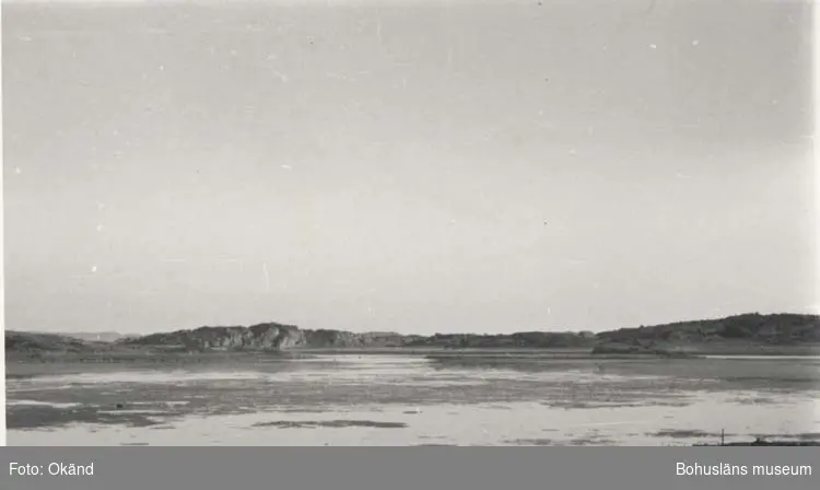 Noterat på kortet: "Kalvöfjorden Orust - Tjörn."
"Utsikt sydost från vägen Stala - Lyrösund."
"26 Aug. 1955."