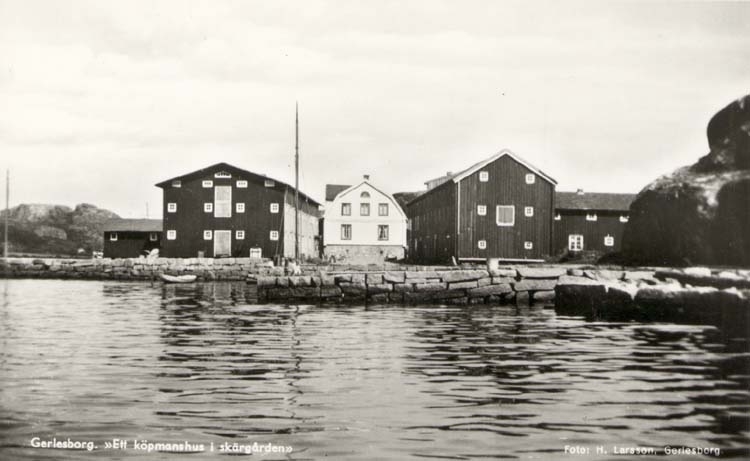 Vykort. "Gerlesborg. "Ett köpmanshus i skärgården." 
"Gerlesborg Svenneby Sn. Kville. (Norrviken)."
"Köpm. huset o. Magasinen fr. vänster."