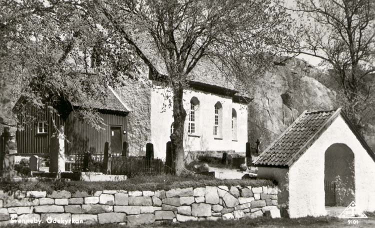 Tryckt text på kortet: "Svenneby Ödekyrkan."
"T-Foto."