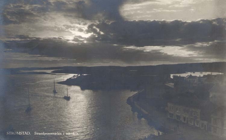 Noterat på kortet: "Strömstad. Strandpromenaden i månsken." 
Förlag: Larssons Bokhandel, Strömstad."