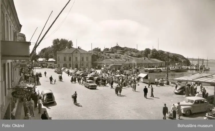 Tryckt text på kortet: "Strömstad. Torget." 
"Förlag: Strömstads Bokhandel, Strömstad.."