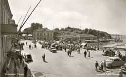 Tryckt text på kortet: "Strömstad. Torget." 
"Förlag: Ströms