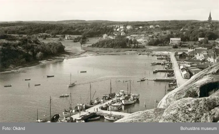 Tryckt text på kortet: "Grebbestad."
"Foto & Ensamrätt: A/B Almqvist & Cöster, Hälsingborg."
"Förlag: A/B J. F. Hallmans Bokhandel, Uddevalla."