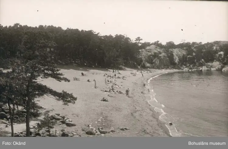 Noterat på kortet: "Styrsö. Strömstad."
"Badstranden." 
"Larssons Bokhandel."
"Foto Nord. Konst ."