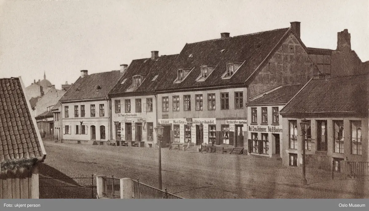 gateløp, bygårder, matvareforretninger, gatebelysning, rekkverk, bro