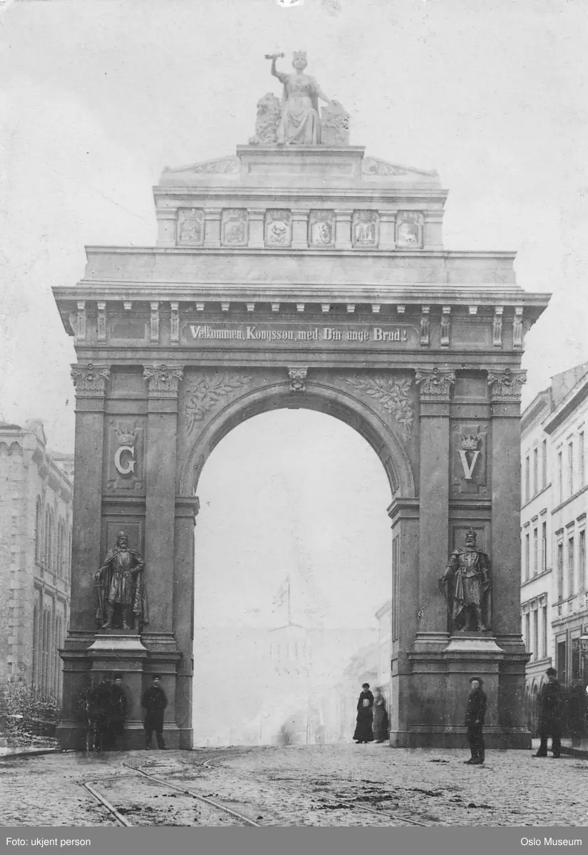 velkomstportal for kronprins Gustav og Victoria, Slottet, Stortingsbygningen, bygårder, mennesker