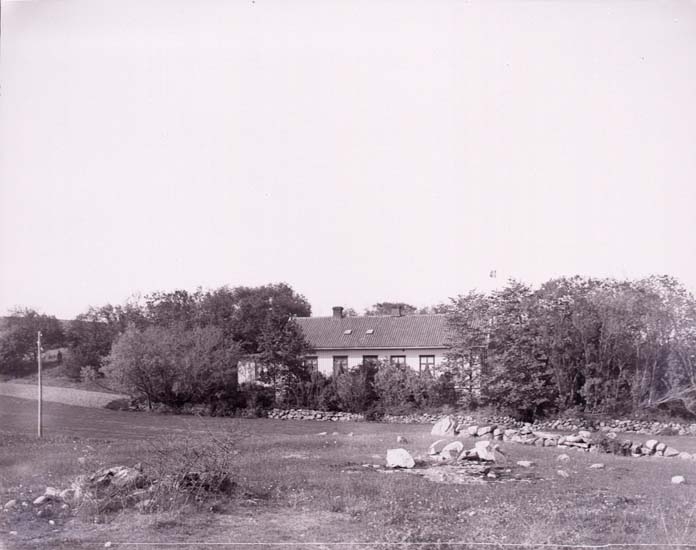 Enligt text som medföljde bilden: "Skolhus? 2/6 1912."