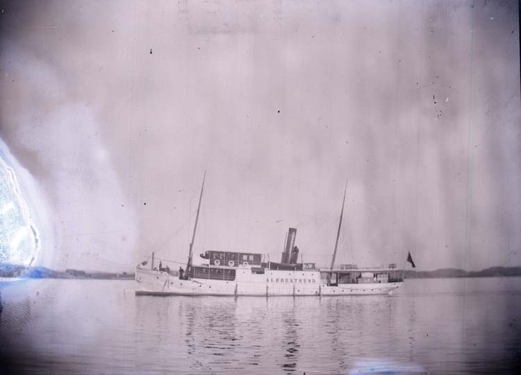 Enligt text som medföljde bilden: "Lysekil, Ångaren Albrektsund, 1897."