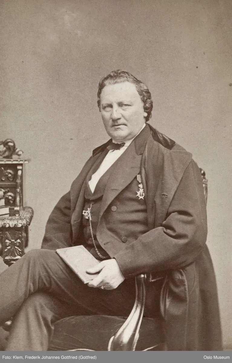 portrett, mann, skuespiller, sittende knefigur