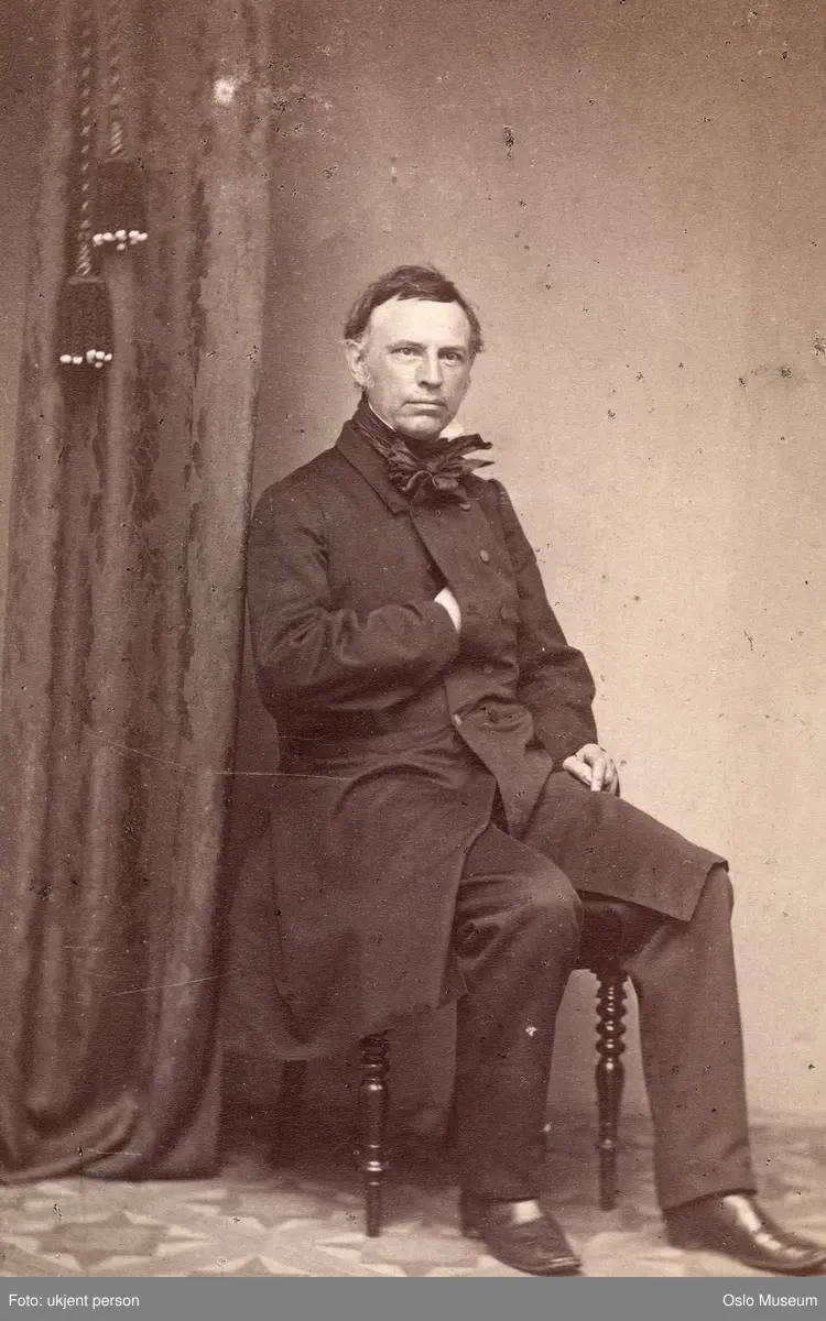 portrett, mann, dikter, professor i filosofi, sittende helfigur, napoleonspositur, parykk