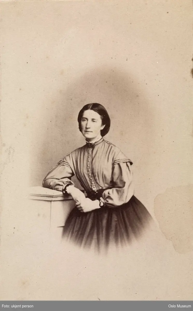 portrett, kvinne, prestefrue, vignettert stående halvfigur