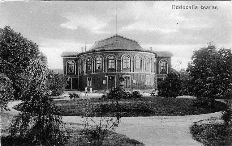 Tryckt text på vykortets framsida: "Uddevalla, Teatern".
