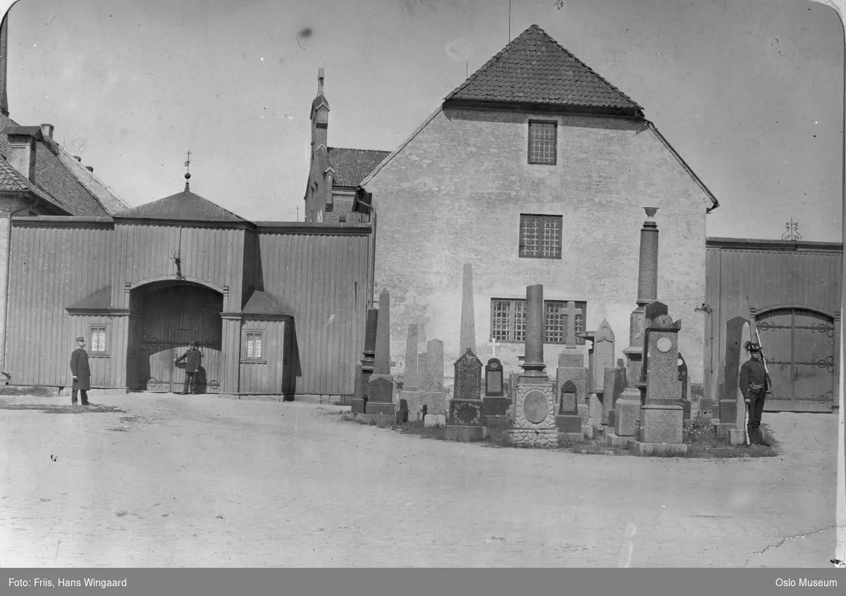 Akershus festning, Slaveriet, fengsel, port, gravmonumenter, soldat, menn