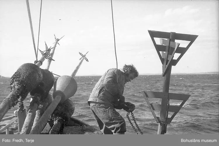 Enligt fotografens notering: "Vårprickning av farleder 1969".