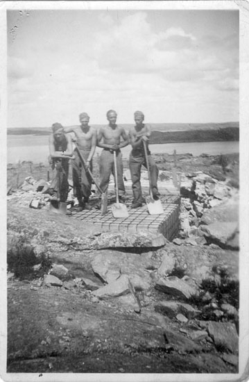 Enligt fotografens notering: "Försvarsarbeten i Lysekil 1941. Plats Rinkenäs, vid Norra hamnen".