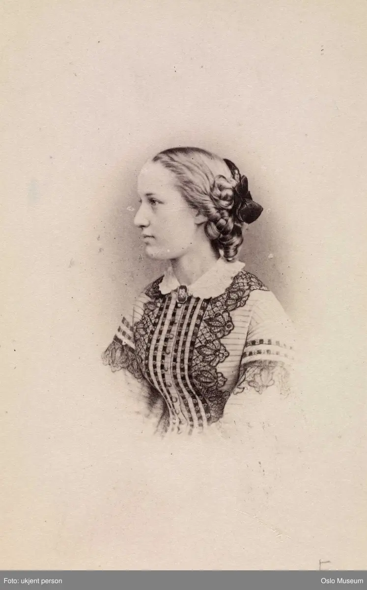portrett, kvinne, spillelærer, vignettert brystbilde, profil