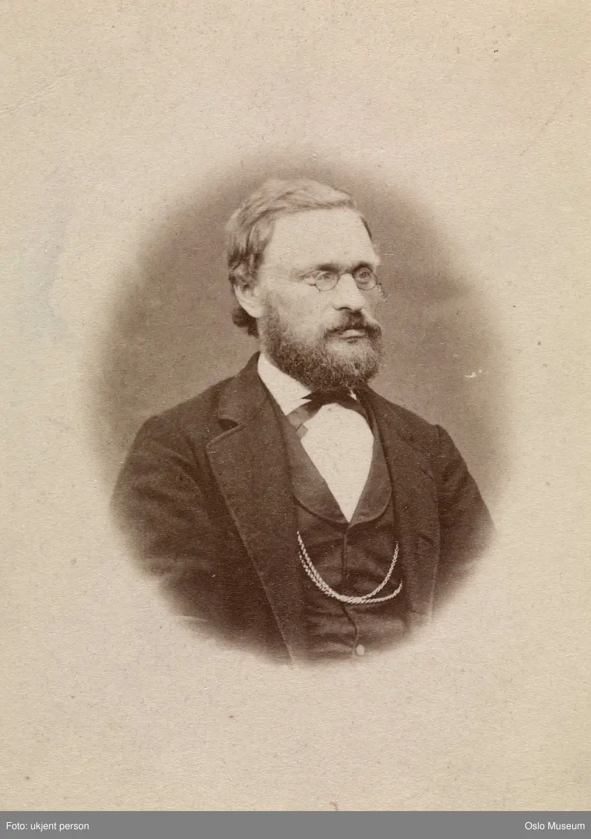 portrett, mann, byfogd, vignettert brystbilde, halvprofil