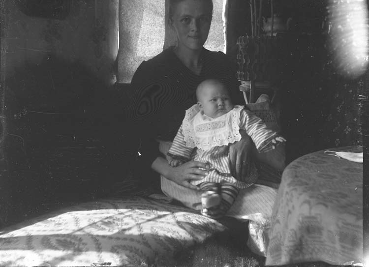 Enligt notering: "Mor och barn".