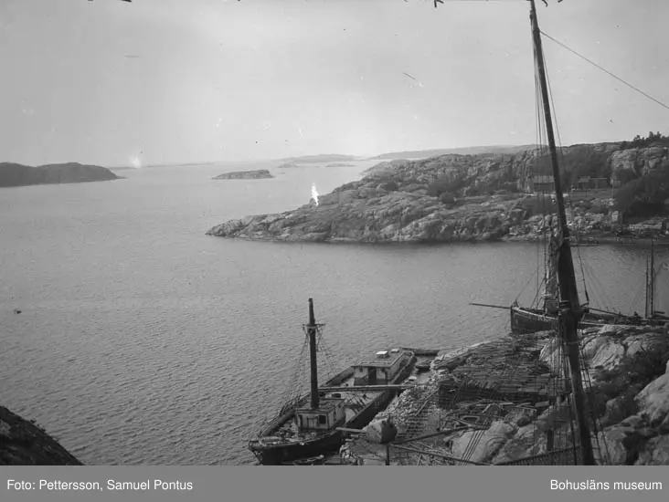 Avmastad skuta och kutter

Enligt uppgifter är detta vraket efter skonaren Nordbon, regnr 2332, 221 brt, byggd 1872 i Härnösand, som på resa Uddevalla - West Hartlepool med pitprops havererade i Skagerrak, drev iland vid Soten, och senare såldes på auktion inklusive lasten till köpare i Strömstad.