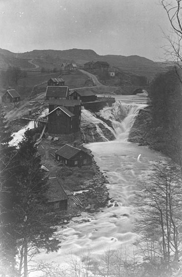 Enligt fotografens noteringar: "Smedbruket, Munkedal omk. år 1870. Troligen bättre i samlingen. Ej bra."