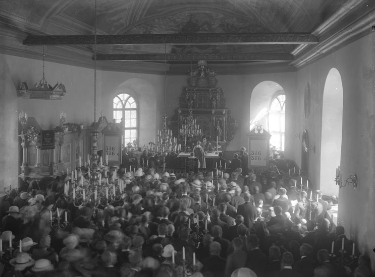 "Installation i Svarteborg Kyrka Kyrkoherde Anderberg. Installeras omkring 1920?" enligt fotografens notering