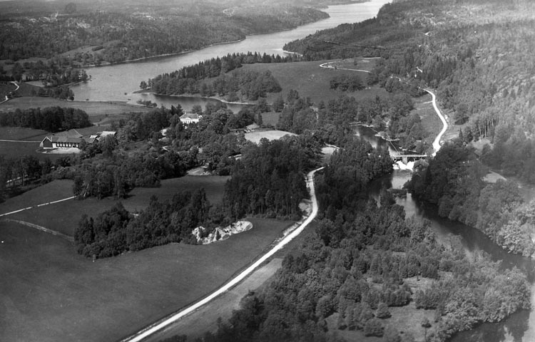 Enligt medföljande noteringar: "Torps Herrgård från luften, från år omkring 1943."

Uppgifter från Munkedals HBF: "Till höger Ekenäsområdet."