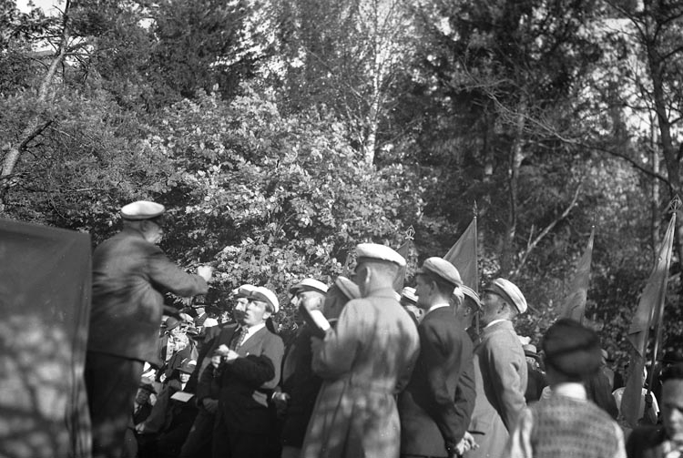 Enligt fotografens noteringar: "Kungälv. 1934 d. 28 Juli. A. Amiral Lindman på besök i Kungälv 1934."