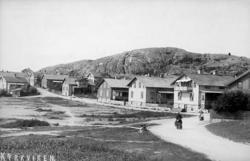 Text på bilden: KYRKVIKEN.
Tryckt text på baksidan: M. Jacob